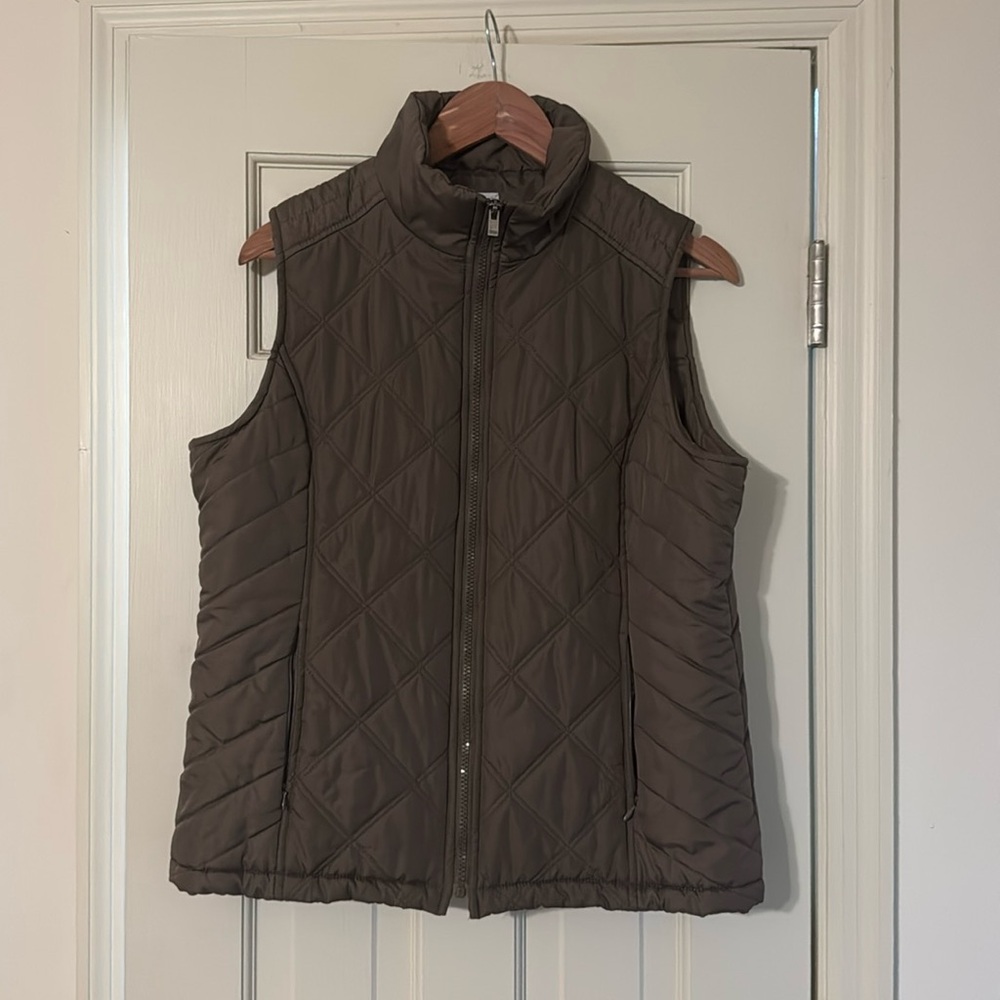 Brown Izod puffer vest. Size Large.